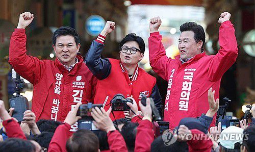 한동훈 낙동강벨트서 승리다짐(양산=연합뉴스) 김동민 기자 = 국민의힘 한동훈 비상대책위원장이 지난 26일 오후 경남 양산시 양산남부시장을 찾아 같은 당 김태호, 윤영석 후보 지지를 호소하고 있다. 2024.3.26 image@yna.co.kr