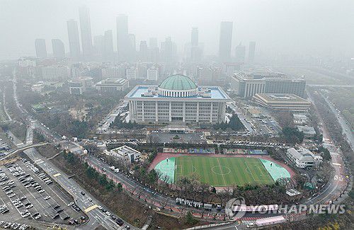 꽃은 안 피고, 황사와 비구름만[연합뉴스 자료사진]