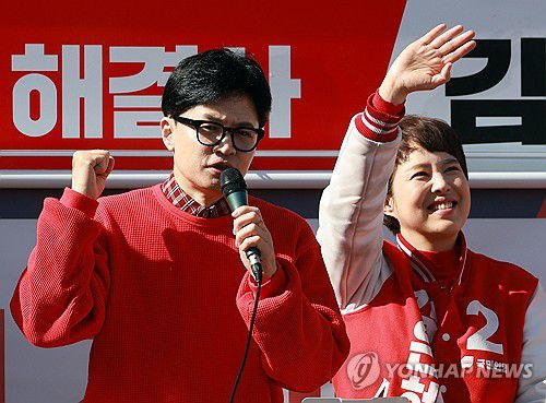 '국민의힘 지지해주세요'(성남=연합뉴스) 한종찬 기자 = 국민의힘 한동훈 비상대책위원장 겸 총괄 선거대책위원장이 31일 오전 경기 성남시 오리역광장에서 분당을 김은혜 후보 지지발언을 하고 있다. 2024.3.31 saba@yna.co.kr