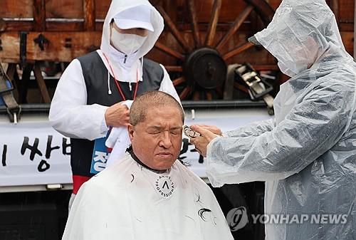 삭발하는 전주시을 정운천 후보(전주=연합뉴스) 임채두 기자 = 4·10 총선의 공식 선거운동이 시작된 28일 전주시을 선거구 국민의힘 정운천 후보가 전북도청 앞에서 삭발하고 있다. 2024.3.28     doo@yna.co.kr