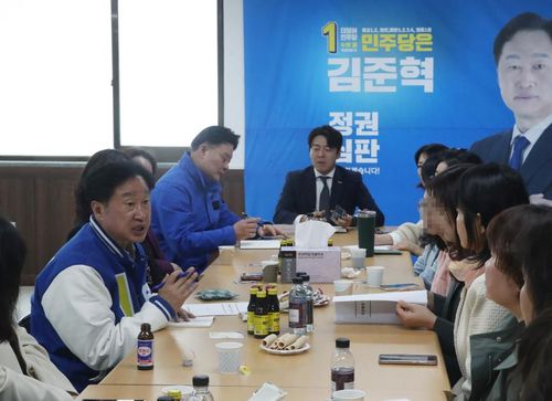 간담회 하는 김준혁 후보(수원=연합뉴스) 최종호 기자 = 1일 오후 경기도 수원시 영통구 더불어민주당 김준혁 후보 캠프 사무실에서 김 후보가 어린이집협의회 회원들과 대화하고 있다. 2024.4.1