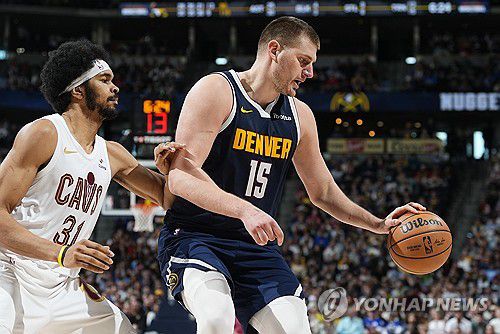 덴버의 니콜라 요키치(오른쪽)[AP=연합뉴스]
