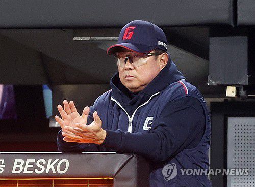 손뼉 치는 김태형 감독(광주=연합뉴스) 조남수 기자 = 27일 광주기아챔피언스필드에서 열린 프로야구 롯데 자이언츠와 KIA 타이거즈의 경기. 롯데 김태형 감독이 6회에 솔로홈런을 치고 들어오는 고승민을 향해 손뼉을 치고 있다. 2024.3.27 iso64@yna.co.kr