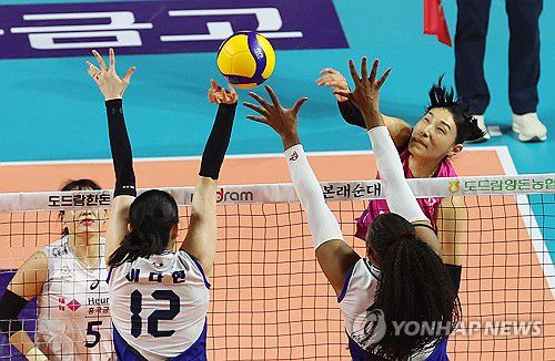 공격하는 김연경(인천=연합뉴스) 임순석 기자 = 1일 인천 삼산월드체육관에서 열린 프로배구 V리그 여자부 챔피언결정전 3차전 흥국생명 핑크스파이더스와 현대건설 힐스테이트의 경기. 흥국생명 김연경이 스파이크하고 있다. 2024.4.1 soonseok02@yna.co.kr