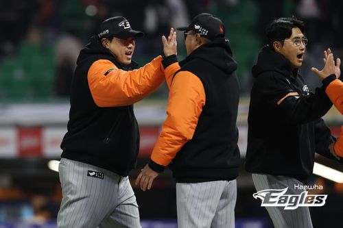 하이 파이브 하는 류현진[한화 이글스 제공. 재판매 및 DB 금지]