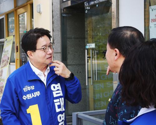 선거운동 하는 더불어민주당 염태영 후보(수원=연합뉴스) 최종호 기자 = 2일 오전 경기도 수원시 권선구 권선동 온수골사거리 인근 상가에서 수원시무 더불어민주당 염태영 후보가 상인과 대화하고 있다. 2024.4.2