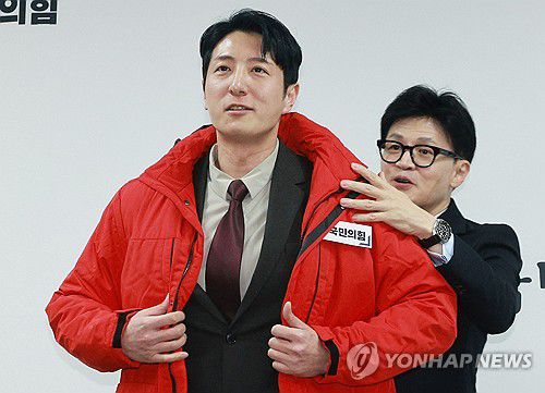국민인재로 영입된 한정민 삼성전자 DS부문 연구원(서울=연합뉴스) 한종찬 기자 = 국민의힘 한동훈 비상대책위원장이 7일 오후 서울 여의도 국민의힘 중앙당사에서 열린 국민인재 영입 환영식에서 한정민 삼성전자 DS부문 연구원에게 당 점퍼를 입혀주고 있다. 2024.2.7 saba@yna.co.kr