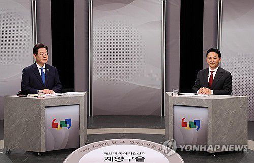 이재명-원희룡, 계양을 후보자 토론회(인천=연합뉴스) 제22대 총선 인천 계양을에 출마한 더불어민주당 이재명, 국민의힘 원희룡 후보가 1일 오후 경기 부천시 OBS 경인TV에서 후보자 토론회를 준비하고 있다. 2024.4.1 [국회사진기자단] uwg806@yna.co.kr