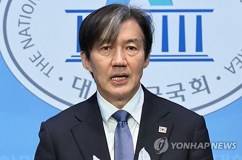 비례대표 선거운동 제한 관련 기자회견 하는 조국 대표(서울=연합뉴스) 이정훈 기자 = 조국혁신당 조국 대표가 2일 국회 소통관에서 비례대표 선거운동 제한 위헌법령 헌법소원 청구와 관련한 기자회견을 하고 있다. 조 대표는 이날 "현행 선거법은 비례대표 후보만 출마한 정당의 선거운동을 지나치게 제약한다"며 "헌법에 위배되지 않는지 헌법재판소의 판단을 구해보고자 한다"고 밝혔다. 2024.4.2 uwg806@yna.co.kr