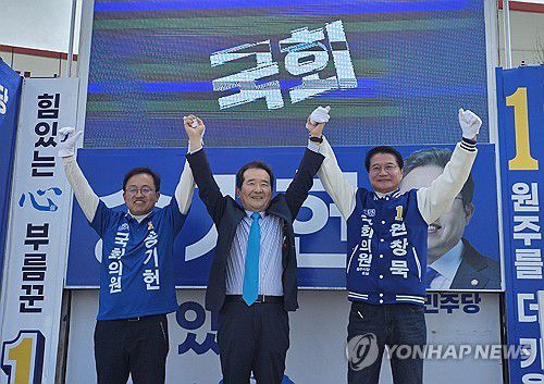 원주서 민주당 후보 지원 유세하는 정세균 전 총리(원주=연합뉴스) 이재현 기자 = 정세균 전 총리가 2일 원주시 평원동 민속풍물시장 인근 원주교 오거리에서 원주시 갑·을 선거구에 출마한 원창묵·송기헌 후보 지원 유세를 하고 있다. 2024.4.2 jlee@yna.co.kr