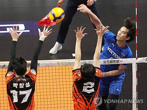 공격하는 임성진(안산=연합뉴스) 홍기원 기자 = 21일 경기도 안산상록수체육관에서 열린 프로배구 V리그 남자부 OK금융그룹 읏맨과 한국전력 빅스톰의 경기. 한국전력 임성진이 공격하고 있다. 2024.2.21 xanadu@yna.co.kr