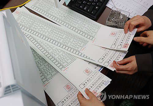 인쇄된 거소자 투표용지(인천=연합뉴스) 임순석 기자 = 제22대 국회의원 선거를 14일 앞둔 지난 3월 27일 오전 인천시 미추홀구 선거관리위원회에서 선관위 관계자들이 정당추천위원들의 참관하에 거소자 투표용지를 인쇄하고 있다. 이번 총선에서는 정당 38곳으로 비례대표 투표용지 길이가 51.7cm로 역대 최장이다.