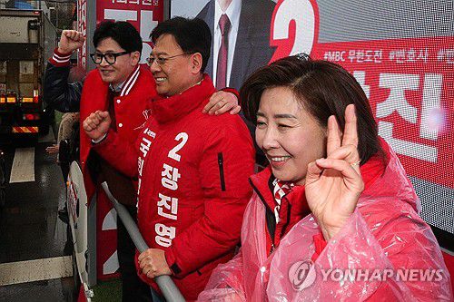 동작구 지원 유세 나선 한동훈 비대위원장(서울=연합뉴스) 한종찬 기자 = 국민의힘 한동훈 비상대책위원장 겸 총괄 선거대책위원장이 29일 서울 동작구 성대시장 인근에서 동작구갑 장진영 후보, 동작구을 나경원 후보 지원유세를 하고 있다. 2024.3.29 [공동취재] saba@yna.co.kr