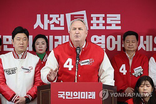 '사전투표로 국민의 미래를 열어주세요'(서울=연합뉴스) 이정훈 기자 = 국민의미래 인요한 선거대책위원장이 31일 서울 여의도 당사에서 사전투표 독려 기자회견을 하고 있다. 2024.3.31 uwg806@yna.co.kr