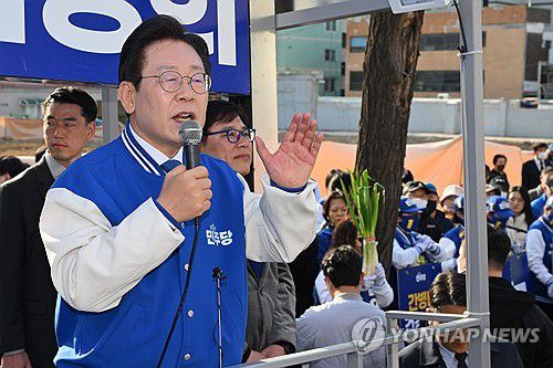 남영희 후보 지지 호소하는 이재명 대표(인천=연합뉴스) 신준희 기자 = 더불어민주당 이재명 대표가 지난 1일 인천 미추홀구 용현시장 앞에서 남영희 후보 지원유세를 하고 있다. 2024.4.1 [공동취재] hama@yna.co.kr