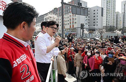 류제화-이준배 후보 지지 호소하는 한동훈 비대위원장(세종=연합뉴스) 한종찬 기자 = 국민의힘 한동훈 비상대책위원장 겸 총괄 선거대책위원장이 2일 세종시 한누리대로 일대에서 류제화(세종시갑) 후보, 이준배(세종시을) 후보의 지지를 호소하고 있다. 2024.4.2 [공동취재] saba@yna.co.kr