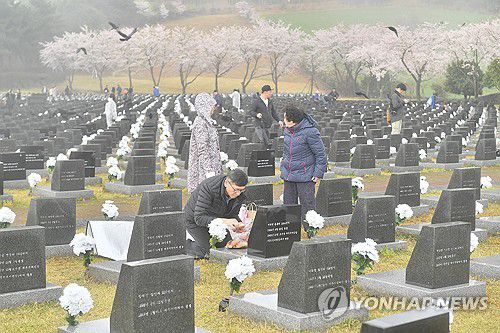'고이 쉬소서'(제주=연합뉴스) 제76주년 제주4·3희생자추념일인 3일 오전 제주시 봉개동 4·3평화공원 내 행방불명인 표석을 찾은 유족이 희생자의 넋을 기리고 있다. 2024.4.3 [제주도사진기자회] jihopark@yna.co.kr