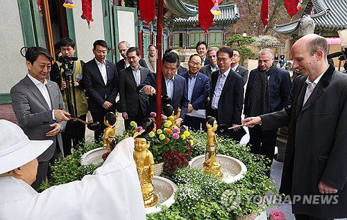 외국인 투자자들과 사찰 체험하는 안덕근 장관(서울=연합뉴스) 최재구 기자 = 안덕근 산업통상자원부 장관이 3일 외국인 투자자들과 서울 은평구 진관사를 방문해 사찰을 돌아보고 관불의식을 체험하고 있다. 2024.4.3 jjaeck9@yna.co.kr