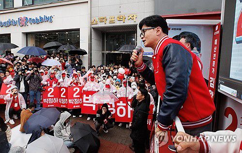 한동훈 비대위원장, 김완섭·박정하 후보 지지 호소(원주=연합뉴스) 한종찬 기자 = 국민의힘 한동훈 비상대책위원장 겸 총괄선대위원장이 3일 강원도 원주 롯데시네마 인근에서 열린 집중 유세에서 박정하(강원 원주시갑) 후보, 김완섭(강원 원주시을) 후보의 지지를 호소하고 있다. 2024.4.3 [공동취재] saba@yna.co.kr