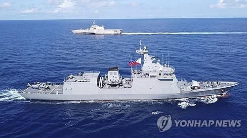 작년 11월 남중국해에서 공동 순찰중인 필리핀과 미국 군함[AP=연합뉴스 자료사진. 재판매 및 DB 금지]