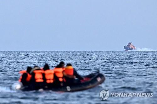 영불해협 건너는 난민 보트[AFP 연합뉴스 자료사진 재판매 및 DB 금지]
