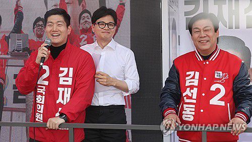 한동훈 위원장 도봉구 유세(서울=연합뉴스) 한상균 기자 = 국민의힘 한동훈 비상대책위원장이 4일 도봉구 창동에서 김재섭 후보 지원유세를 하고 있다. 2024.4.4 xyz@yna.co.kr