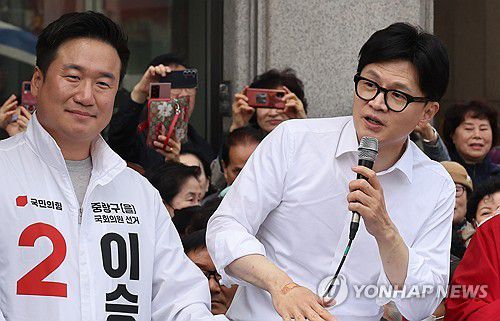 중랑구에 간 한동훈 위원장(서울=연합뉴스) 한상균 기자 = 국민의힘 한동훈 비상대책위원장이 4일 중랑구 망우동에서 이승환 후보 지원유세를 하고 있다. 2024.4.4 xyz@yna.co.kr