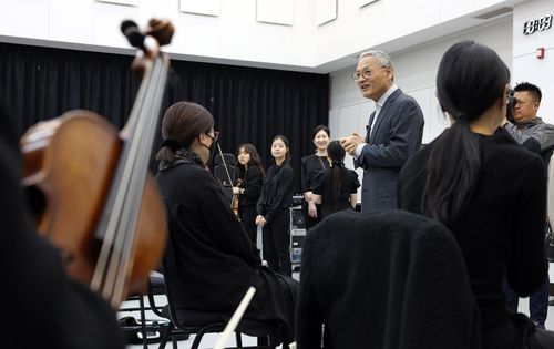 유인촌 장관, 청년 교육단원 통합공모 심사 현장 방문(서울=연합뉴스) 유인촌 문화체육관광부 장관이 5일 서울 서초구 국립예술단체 연습실(N스튜디오)에서 열린 클래식 음악 및 연극 분야 국립예술단체 청년 교육단원 통합공모 심사 현장을 찾아 대기실에서 청년 예술인들을 격려하고 있다. 2024.4.5 [문화체육관광부 제공. 재판매 및 DB 금지] photo@yna.co.kr