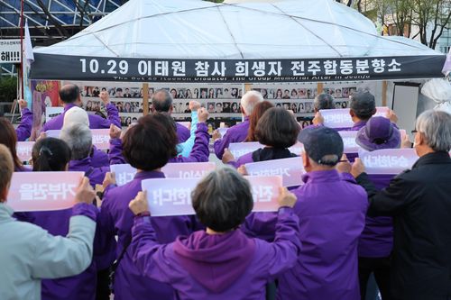 전주 찾은 이태원참사 유가족    (전주=연합뉴스) 나보배 기자 = 10·29 이태원 참사 유가족협의회 전북지부와 10·29 이태원 참사 전북시민사회대책위원회가 5일 전주시 완산구 풍남문광장에서 전국 순회 행진 집회를 열고 있다. 2024.4.5