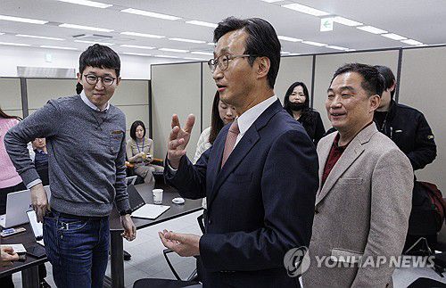 한미 방위비 분담 특별협정(SMA) 협상 이끌 이태우 신임 대표(서울=연합뉴스) 황광모 기자 = 이태우 신임 한미 방위비 분담 특별협정(SMA) 협상 대표가 지난 3월 5일 오후 서울 종로구 외교부 기자실을 찾아 임명 관련 인사를 마친 뒤 취재진의 질문에 답하고 있다.      이 협상 대표는 시드니 총영사와 북핵외교기획단장 등을 역임한 직업 외교관으로 이날 미 국무부가 발표한 미국 측 대표인 린다 스펙트 안보 협상·협정 선임보좌관과 2026년부터 적용될 제12차 한미 방위비 분담 특별협정(SMA) 체결을 위한 협상을 진행할 예정이다. 2024.3.5 hkmpooh@yna.co.kr