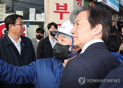 시민과 사진 찍는 조국 대표(울산=연합뉴스) 장지현 기자 = 제22대 국회의원 선거 사전투표가 시작된 5일 오전 조국혁신당 조국 대표가 울산 HD현대중공업 전하문 앞에서 출근하는 시민과 셀카를 찍고 있다. 2024.4.5 jjang23@yna.co.kr