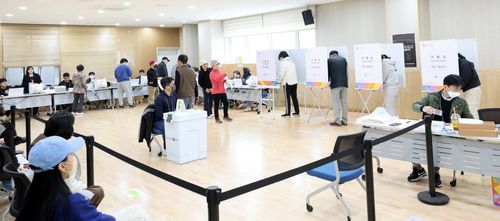 사전 투표하는 유권자들(인천=연합뉴스) 손현규 기자 = 제22대 국회의원을 뽑는 4·10 총선 사전투표 마지막 날인 6일 오전 인천시 남동구 구월1동 행정복지센터에 마련된 사전투표소에서 유권자들이 소중한 한 표를 행사하고 있다. 2024.4.6