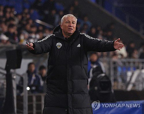 항의하는 페트레스쿠 감독(울산=연합뉴스) 김용태 기자 = 12일 울산 문수축구경기장에서 열린 2023-2024 아시아축구연맹(AFC) 챔피언스리그(ACL) 8강 울산 HD와 전북 현대의 2차전에서 전북 페트레스쿠 감독이 심판 판정에 항의하고 있다. 2024.3.12 yongtae@yna.co.kr