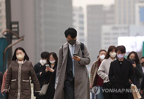 미세먼지 '매우 나쁨', 마스크 쓴 서울 시민들(서울=연합뉴스) 류영석 기자 = 중부지방 미세먼지 농도가 '매우 나쁨' 수준을 보이며 미세먼지 경보가 발령된 29일 오전 서울 광화문광장에서 시민들이 마스크를 쓴 채 걸어가고 있다. 2024.3.29 ondol@yna.co.kr