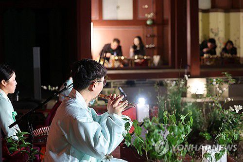 '소주방'에서 궁중음식 체험(서울=연합뉴스) 박동주 기자 = 2일 서울 경복궁에서 열린 경복궁 별빛야행 사전행사에서 참가자들이 소주방 '도슭수라상'을 체험하고 있다. 2024.4.2 pdj6635@yna.co.kr