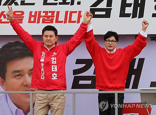 양산 지원유세 나선 한동훈 비대위원장(양산=연합뉴스) 한종찬 기자 = 국민의힘 한동훈 비상대책위원장 겸 총괄 선거대책위원장이 6일 경남 양산시 번영로 인근에서 김태호 후보의 지지를 호소하고 있다. 2024.4.6 saba@yna.co.kr