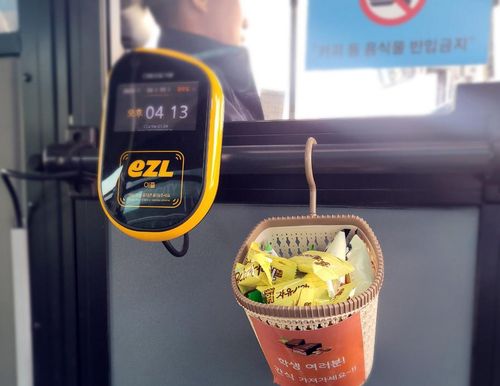 버스 승차 입구에 매달린 간식 바구니[춘천시민버스 제공.재판매 및 DB 금지]