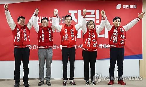 국민의힘 홍윤오 후보(수원을.왼쪽에서 두번째)(수원=연합뉴스)  [재배포.DB 금지]