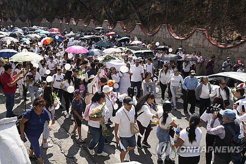 지난달 29일(현지시간) 카밀라 장례식 운구 행렬[탁스코 AP=연합뉴스. 재판매 및 DB 금지]