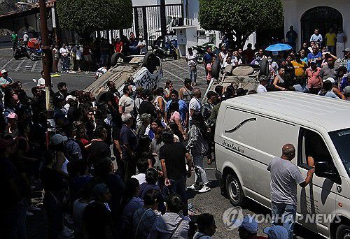 지난달 28일(현지시간) 성난 탁스코 주민들의 도로 점거 시위[탁스코 EPA=연합뉴스. 재판매 및 DB 금지]