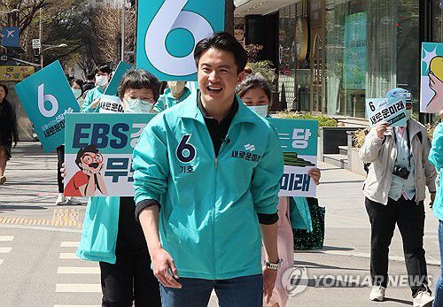 도보 유세하는 오영환 총괄선대위원장(서울=연합뉴스) 새로운미래 오영환 총괄선대위원장이 1일 서울 여의도역 인근에서 직장인들을 대상으로 도보 유세를 펼치고 있다. 2024.4.1 [새로운미래 제공. 재판매 및 DB금지] uwg806@yna.co.kr