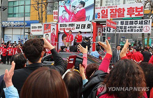 국민의힘에 쏠린 눈(양산=연합뉴스) 한종찬 기자 = 국민의힘 한동훈 비상대책위원장 겸 총괄 선거대책위원장이 6일 경남 양산시 번영로 인근에서 김태호 후보의 지지를 호소하고 있다. 2024.4.6 saba@yna.co.kr