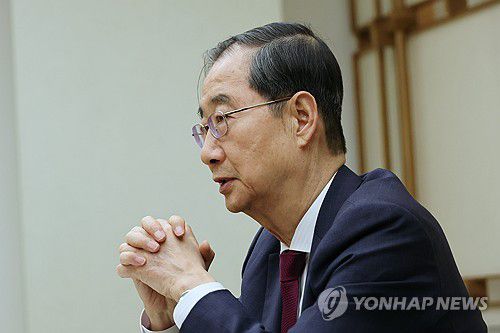 인터뷰하는 한덕수 국무총리(서울=연합뉴스) 김주성 기자 = 한덕수 국무총리가 7일 서울 종로구 삼청동 총리공관에서 의정 갈등 등 현안과 관련해 연합뉴스와 인터뷰하고 있다. 2024.4.7 utzza@yna.co.kr