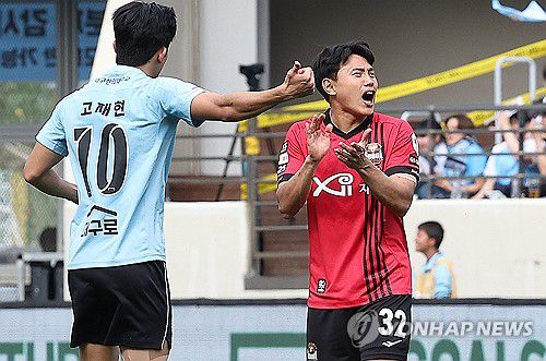'다시 해보자'(대구=연합뉴스) 윤관식 기자 = 7일 대구 DGB대구은행파크에서 열린 프로축구 하나은행 K리그1 2024 대구FC와 서울FC의 경기. 서울 조영욱이 노 골 판정 후 동료들의 사기를 북돋우고 있다. 2024.4.7 psik@yna.co.kr