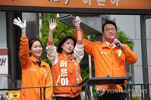 허은아 후보 지지 호소(서울=연합뉴스) 개혁신당 이주영·천하람 총괄선대위원장이 6일 서울 영등포구 영등포소방서 앞에서 허은아 영등포갑 후보 지지를 호소하고 있다. 2024.4.6 [개혁신당 제공. 재판매 및 DB금지] uwg806@yna.co.kr
