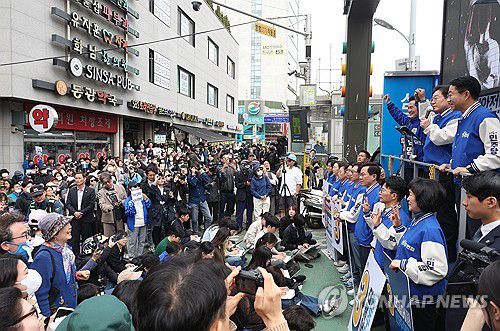 이재명 대표, 류삼영 후보 지원유세(서울=연합뉴스) 신준희 기자 = 더불어민주당 이재명 대표가 8일 동작구 남성사계시장 입구에서 류삼영 후보 지원 유세를 하고 있다. 2024.4.8 hama@yna.co.kr