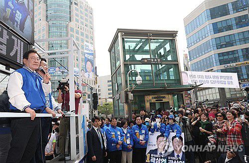 이재명 대표, 곽상언 후보 지원유세(서울=연합뉴스) 신준희 기자 = 더불어민주당 이재명 대표가 8일 지하철 동묘앞역 인근에서 종로구에 출마한 곽상언 후보 지원 유세를 하고 있다. 2024.4.8 hama@yna.co.kr