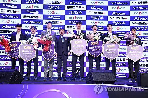 기념촬영하는 V리그 남자부 베스트 7 선수들(서울=연합뉴스) 김성민 기자 = 8일 오후 서울 용산구 그랜드하얏트호텔에서 열린 프로배구 2023-2024 V-리그 시상식에서 베스트 7에 선정된 선수들이 기념 촬영을 하고 있다. 2024.4.8 ksm7976@yna.co.kr