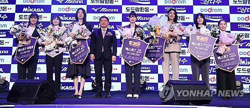 기념 촬영하는 V리그 여자부 베스트 7 선수들(서울=연합뉴스) 김성민 기자 = 8일 오후 서울 용산구 그랜드하얏트호텔에서 열린 프로배구 2023-2024 V-리그 시상식에서 김연경 선수(오른쪽 세번째)를 포함한 여자부 베스트 7 선수들이 기념 촬영을 하고 있다. 2024.4.8 ksm7976@yna.co.kr