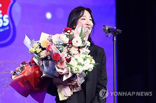 신인선수상 수상 소감 말하는 김세빈(서울=연합뉴스) 김성민 기자 = 8일 오후 서울 용산구 그랜드하얏트호텔에서 열린 프로배구 2023-2024 V-리그 시상식에서 여자부 신인선수상을 수상한 한국도로공사 김세빈이 수상 소감을 말하고 있다. 2024.4.8 ksm7976@yna.co.kr